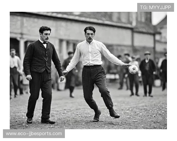 足球场上散步的球星们他们的悠闲步伐与背后故事