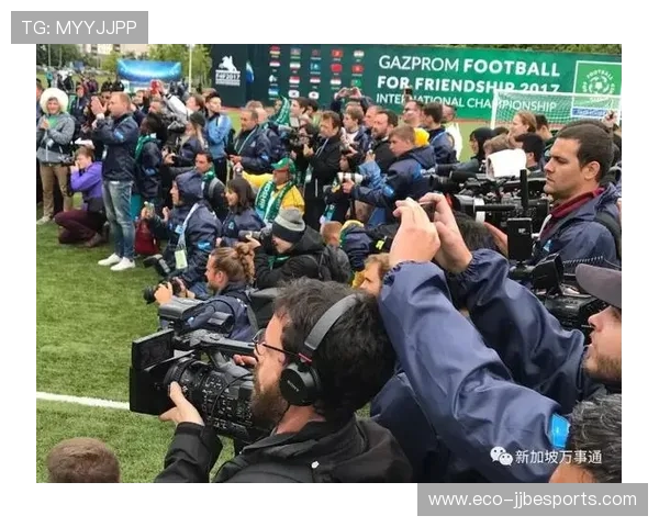 高大帅气踢足球的球星们如何在赛场上引领风潮成为全球焦点